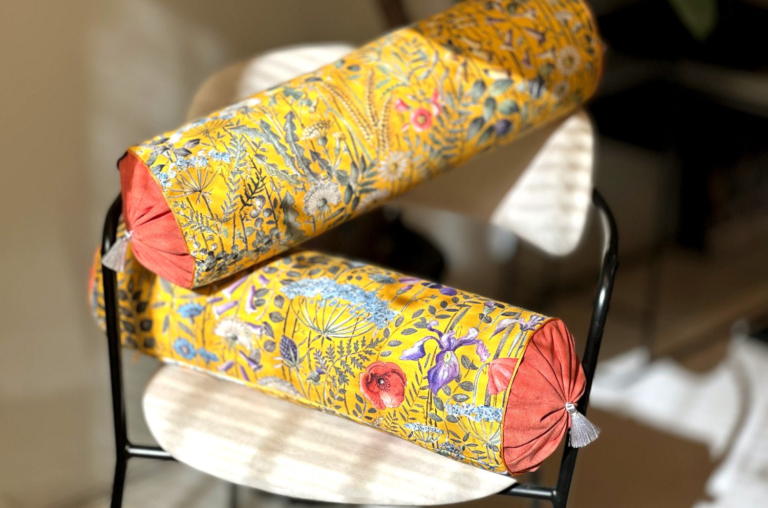 The FOND JAUNE 黄色の背景 フランス製コットン ボルスター クッション(オレンジ) 50×16Φ 中材付 - HOUSE OF JAPAN Shop