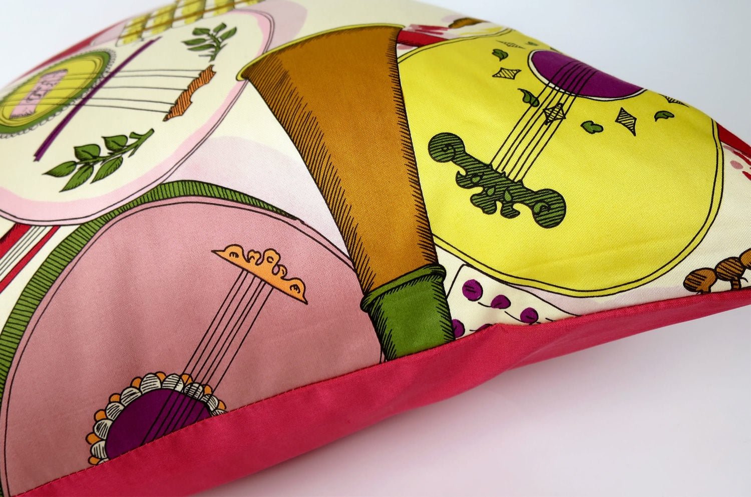 The Fornasetti ピエロフォルナセッティ&ジムトンプソンファブリック楽器柄ヴィンテージクッション ベージュNo.01 50×50cm 中材付 - HOUSE OF JAPAN Shop