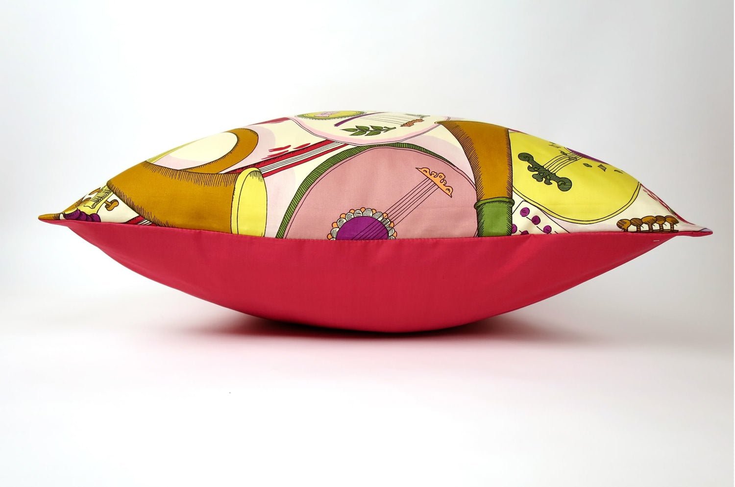 The Fornasetti ピエロフォルナセッティ&ジムトンプソンファブリック楽器柄ヴィンテージクッション ベージュNo.01 50×50cm 中材付 - HOUSE OF JAPAN Shop