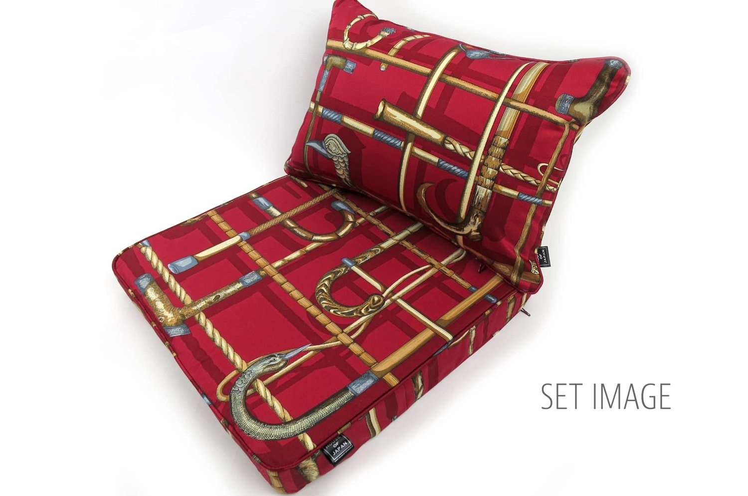 The Fornasetti ピエロフォルナセッティ Silk ヴィンテージファブリック低反発シートクッション I BASTONIレッドデザイン 40×40×5cm 中材付 - HOUSE OF JAPAN Shop