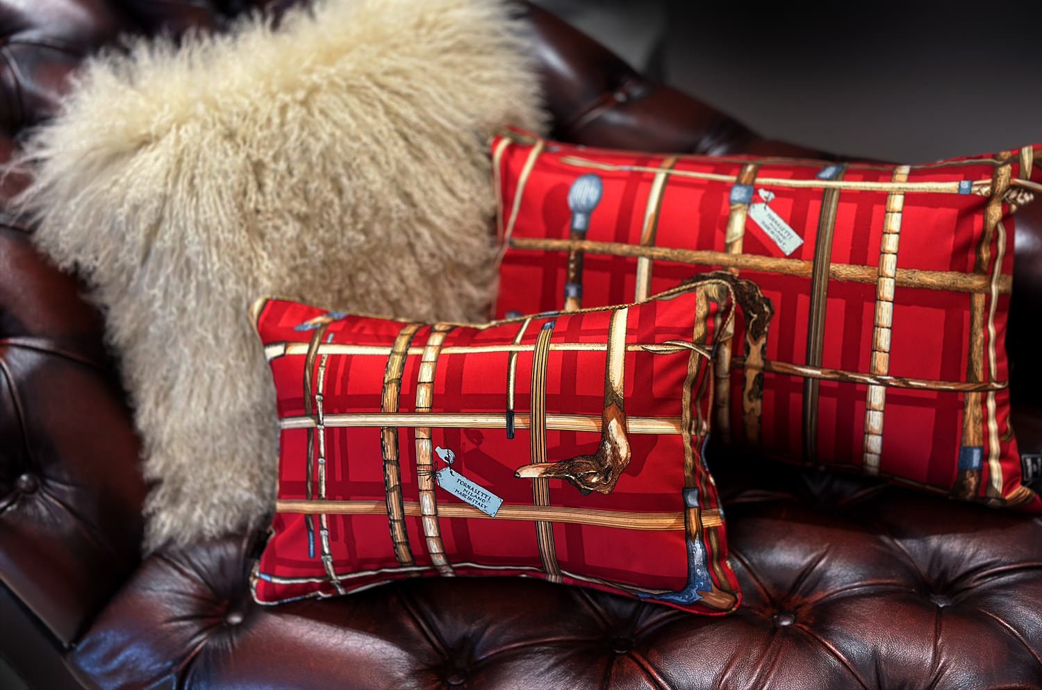 The Fornasetti ピエロフォルナセッティ Silk ヴィンテージファブリッククッション I BASTONIレッドデザイン 45×30cm 中材付 - HOUSE OF JAPAN Shop