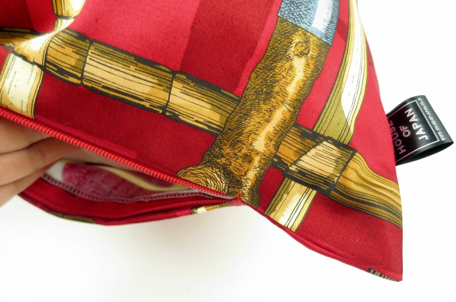 The Fornasetti ピエロフォルナセッティ Silk ヴィンテージファブリッククッション I BASTONIレッドデザイン 58×38cm 中材付 - HOUSE OF JAPAN Shop