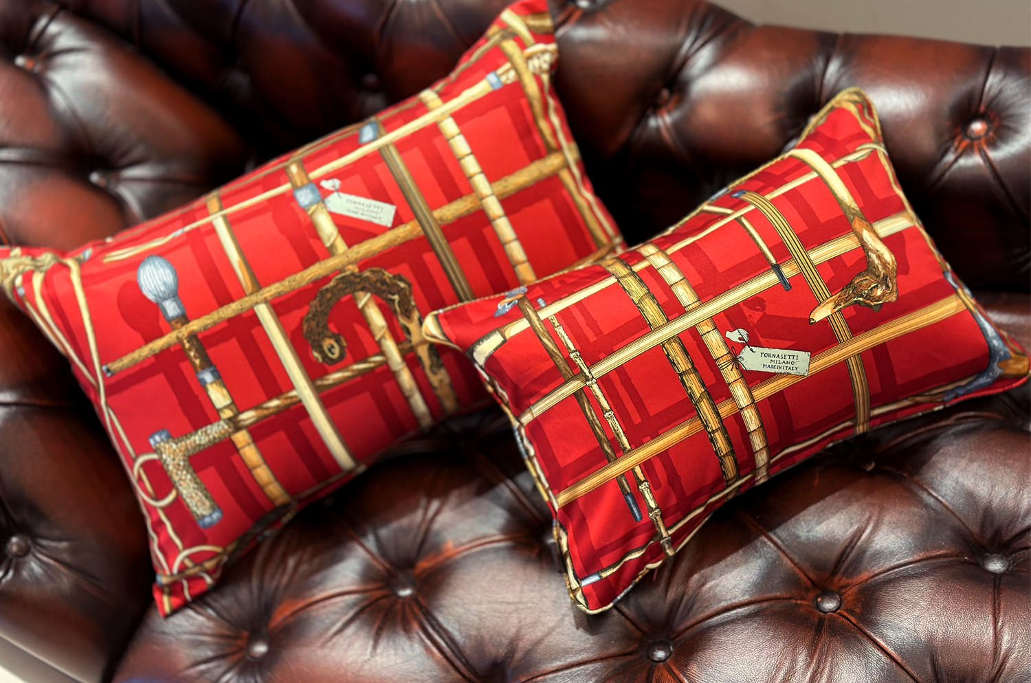 The Fornasetti ピエロフォルナセッティ Silk ヴィンテージファブリッククッション I BASTONIレッドデザイン 58×38cm 中材付 - HOUSE OF JAPAN Shop