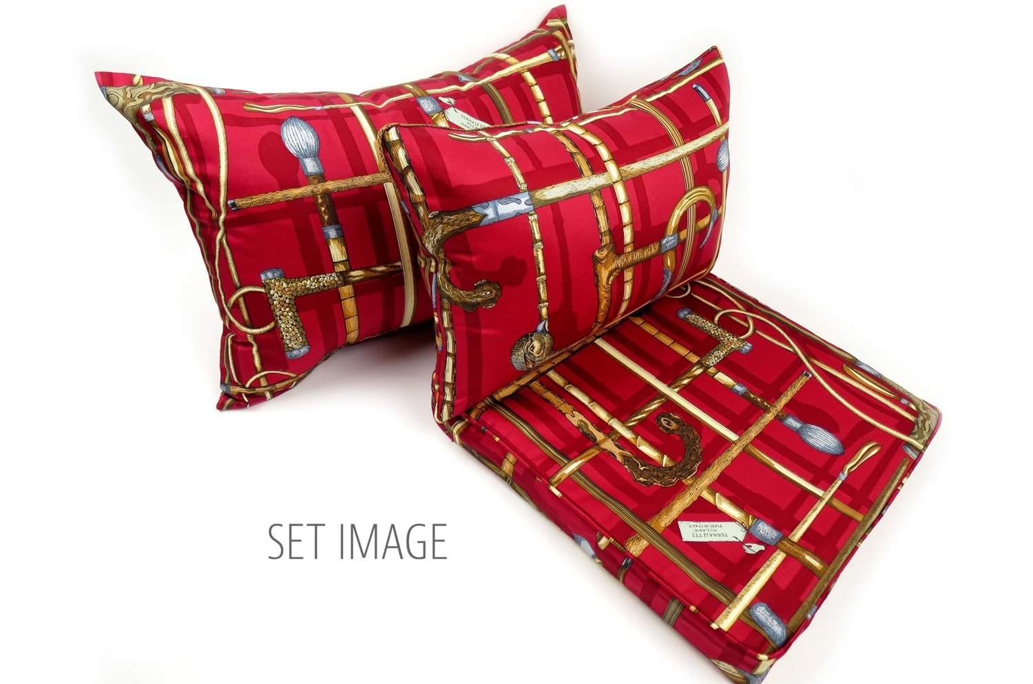 The Fornasetti ピエロフォルナセッティ Silk ヴィンテージファブリッククッション I BASTONIレッドデザイン 58×38cm 中材付 - HOUSE OF JAPAN Shop