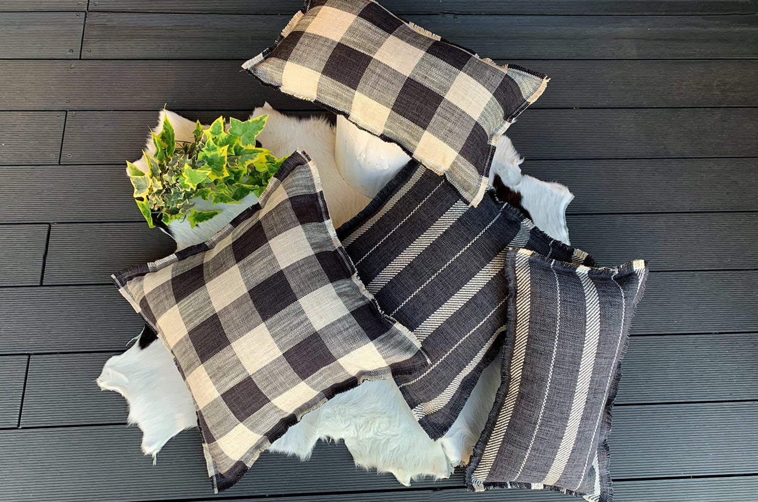 The Fringe リネンライクジャカード チェック柄フリンジ クッション オニキス 50×30cm 中材付 - HOUSE OF JAPAN Shop