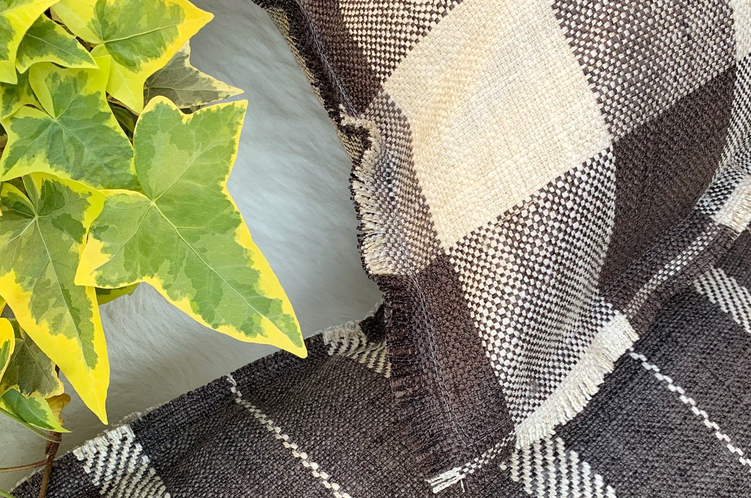 The Fringe リネンライクジャカード チェック柄フリンジ クッション オニキス 50×30cm 中材付 - HOUSE OF JAPAN Shop