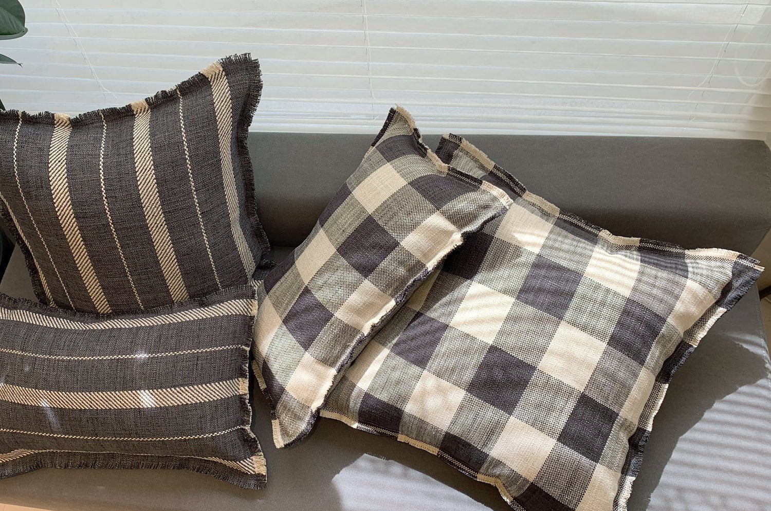 The Fringe リネンライクジャカード チェック柄フリンジ クッション オニキス 50×30cm 中材付 - HOUSE OF JAPAN Shop