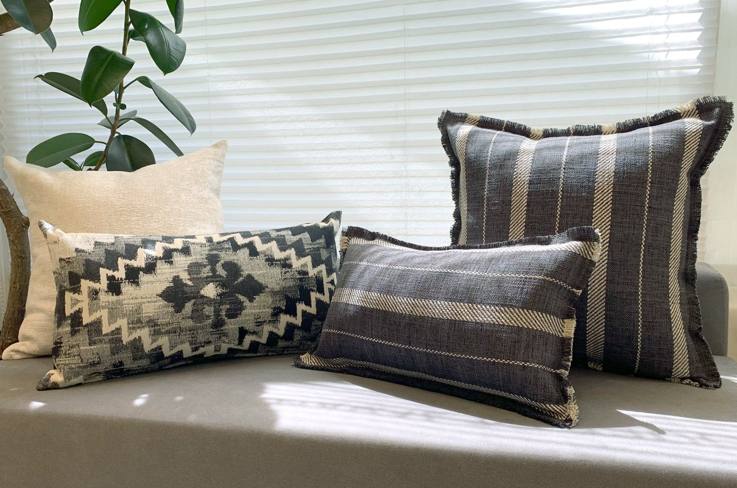 The Fringe リネンライクジャカード ストライプ柄フリンジ クッションカバー オニキス 50×50cm - HOUSE OF JAPAN Shop