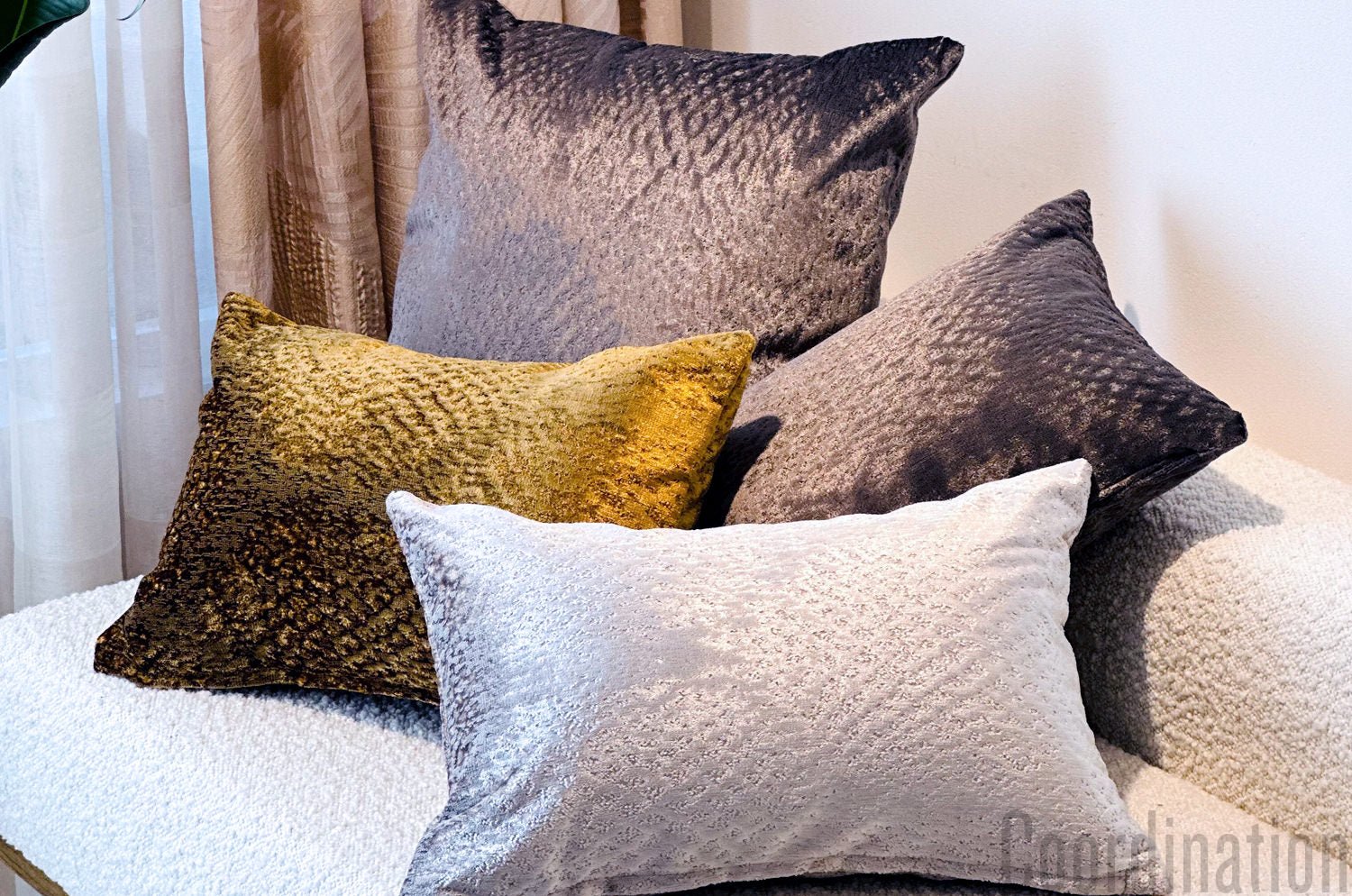 The Gilda ジルダ ベルベットクッション (ゴールドブラウン) 45×30cm 中材付 - HOUSE OF JAPAN Shop