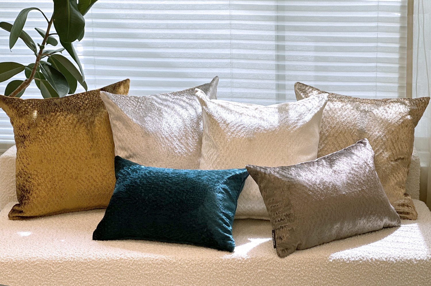 The Gilda ジルダ ベルベット クッションカバー (ゴールドブラウン) 45×45cm - HOUSE OF JAPAN Shop