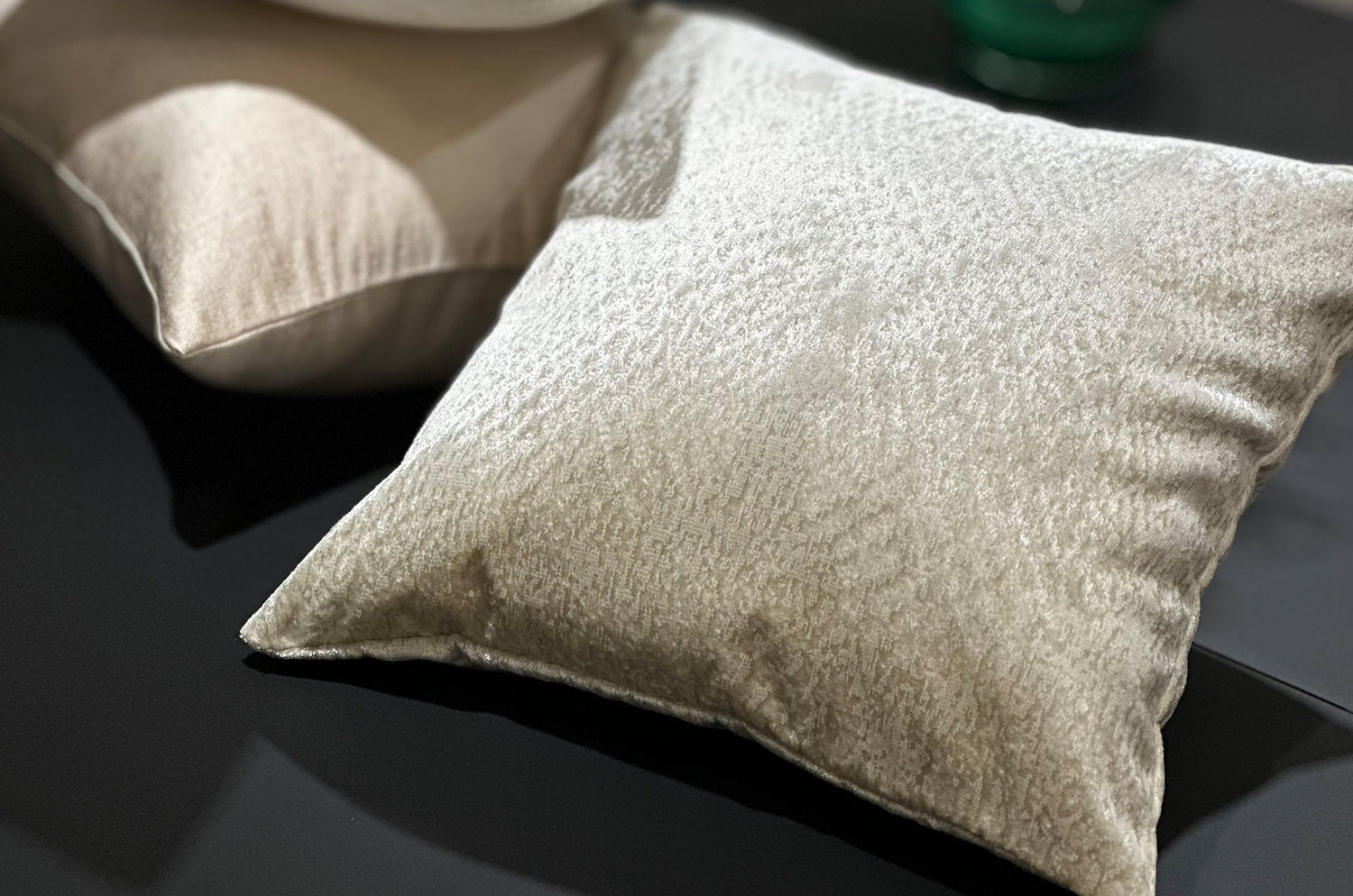 The Gilda ジルダ ベルベット クッションカバー (パール) 45×45cm - HOUSE OF JAPAN Shop