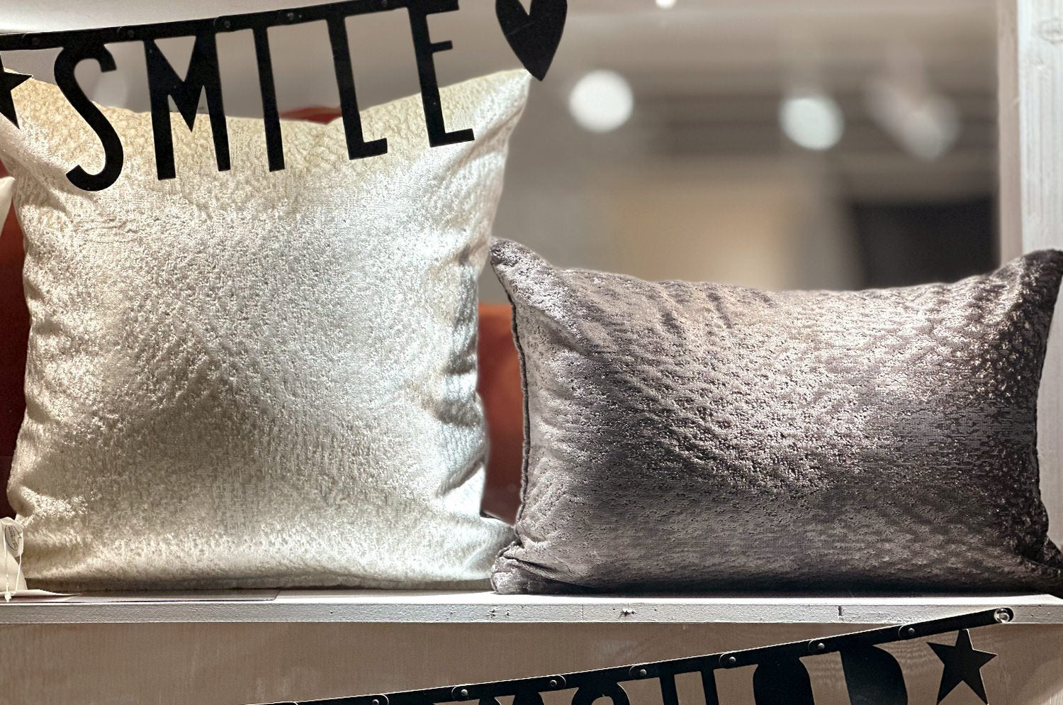 The Gilda ジルダ ベルベット クッションカバー (パール) 45×45cm - HOUSE OF JAPAN Shop