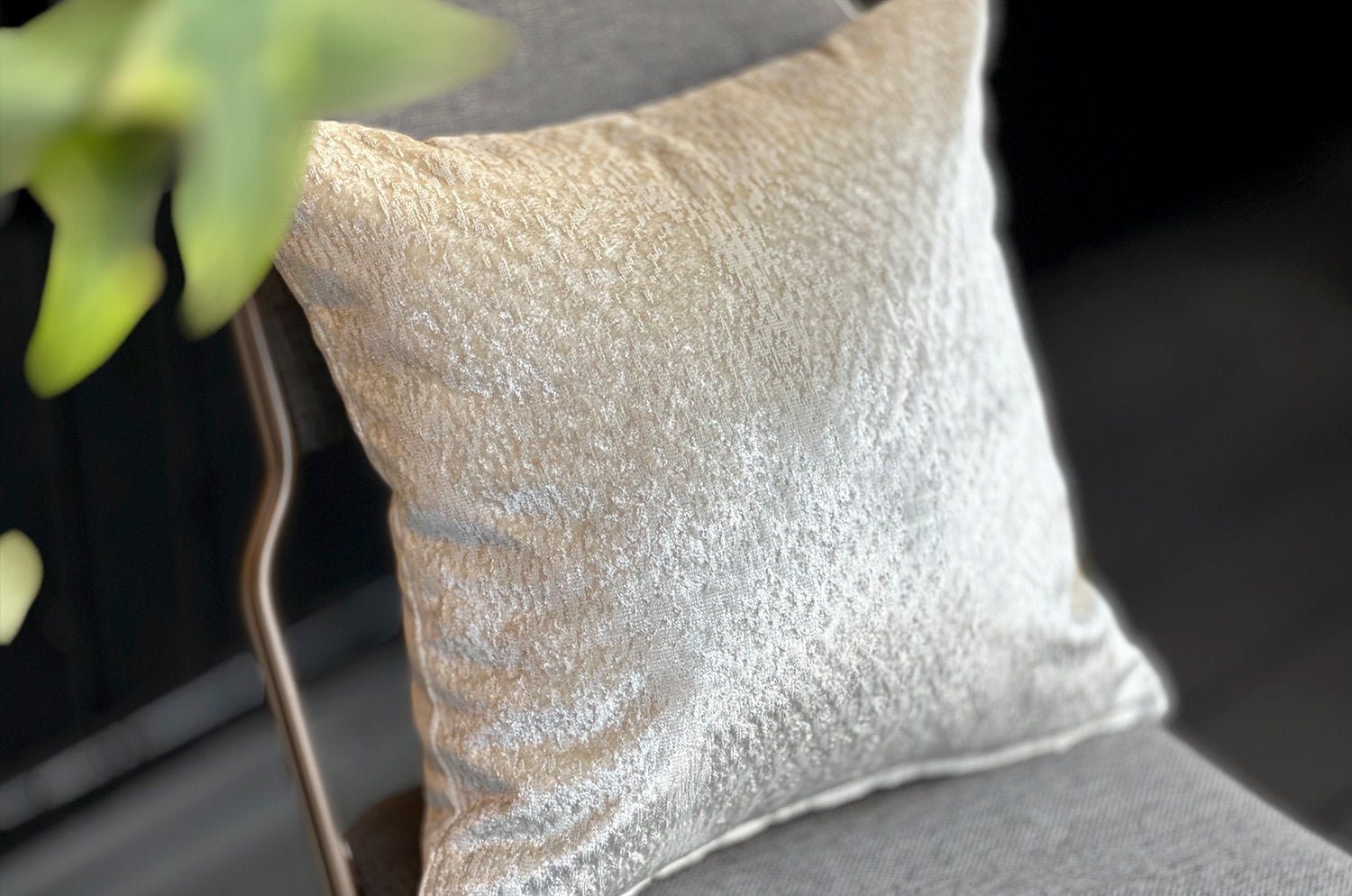 The Gilda ジルダ ベルベット クッションカバー (パール) 45×45cm - HOUSE OF JAPAN Shop