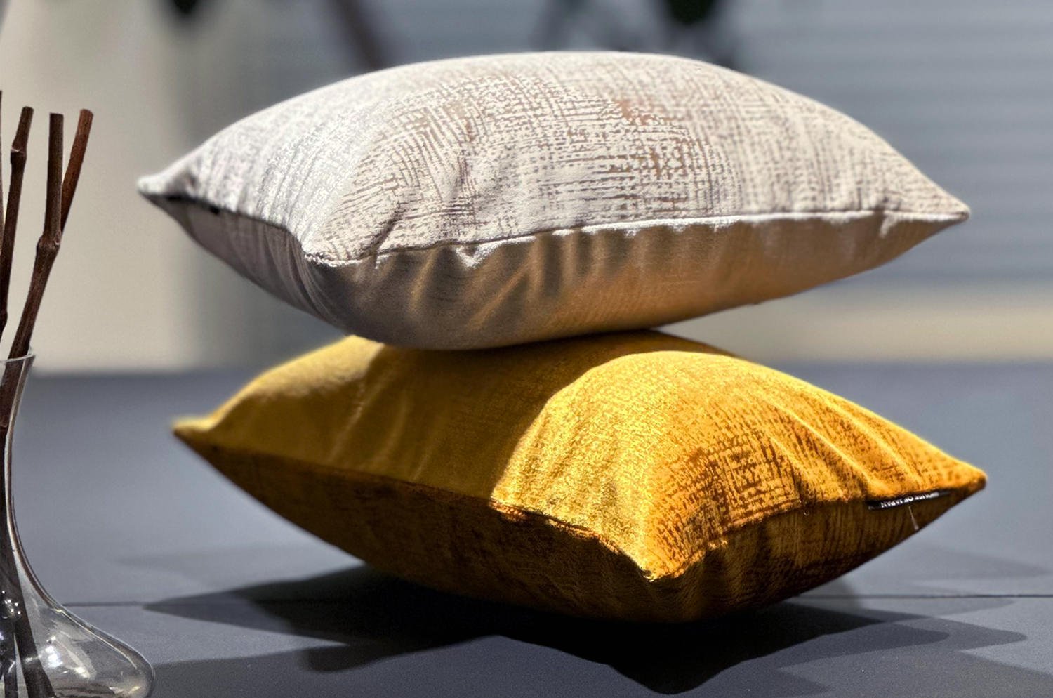 The Gloria グロリア ベルベット クッション (クリーム) 45×25cm 中材付 - HOUSE OF JAPAN Shop