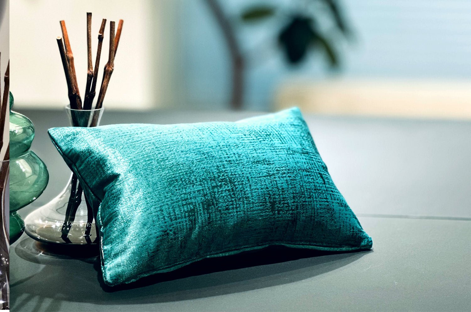 The Gloria グロリア ベルベットクッション (ピーコックグリーン) 45×30cm 中材付 - HOUSE OF JAPAN Shop