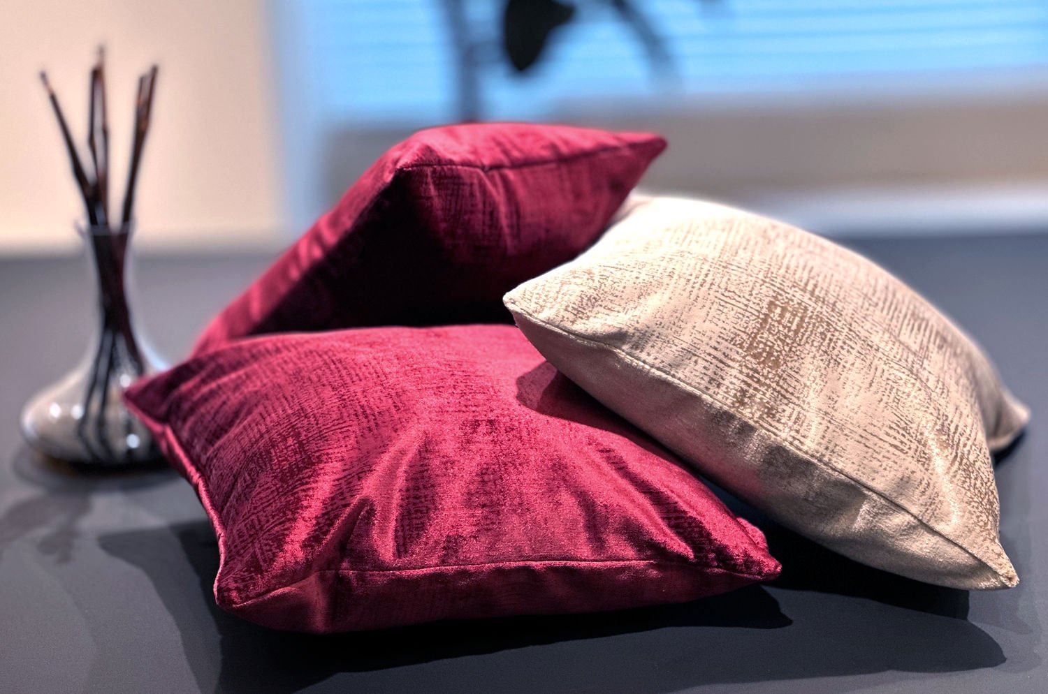 The Gloria グロリア ベルベット クッション (ワイン) 45×30cm 中材付 - HOUSE OF JAPAN Shop