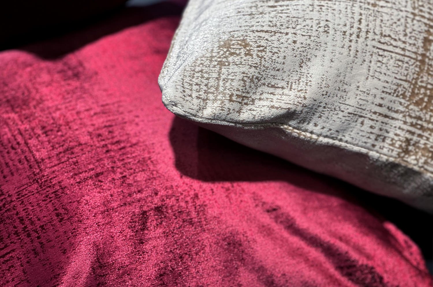 The Gloria グロリア ベルベット クッション (ワイン) 45×30cm 中材付 - HOUSE OF JAPAN Shop