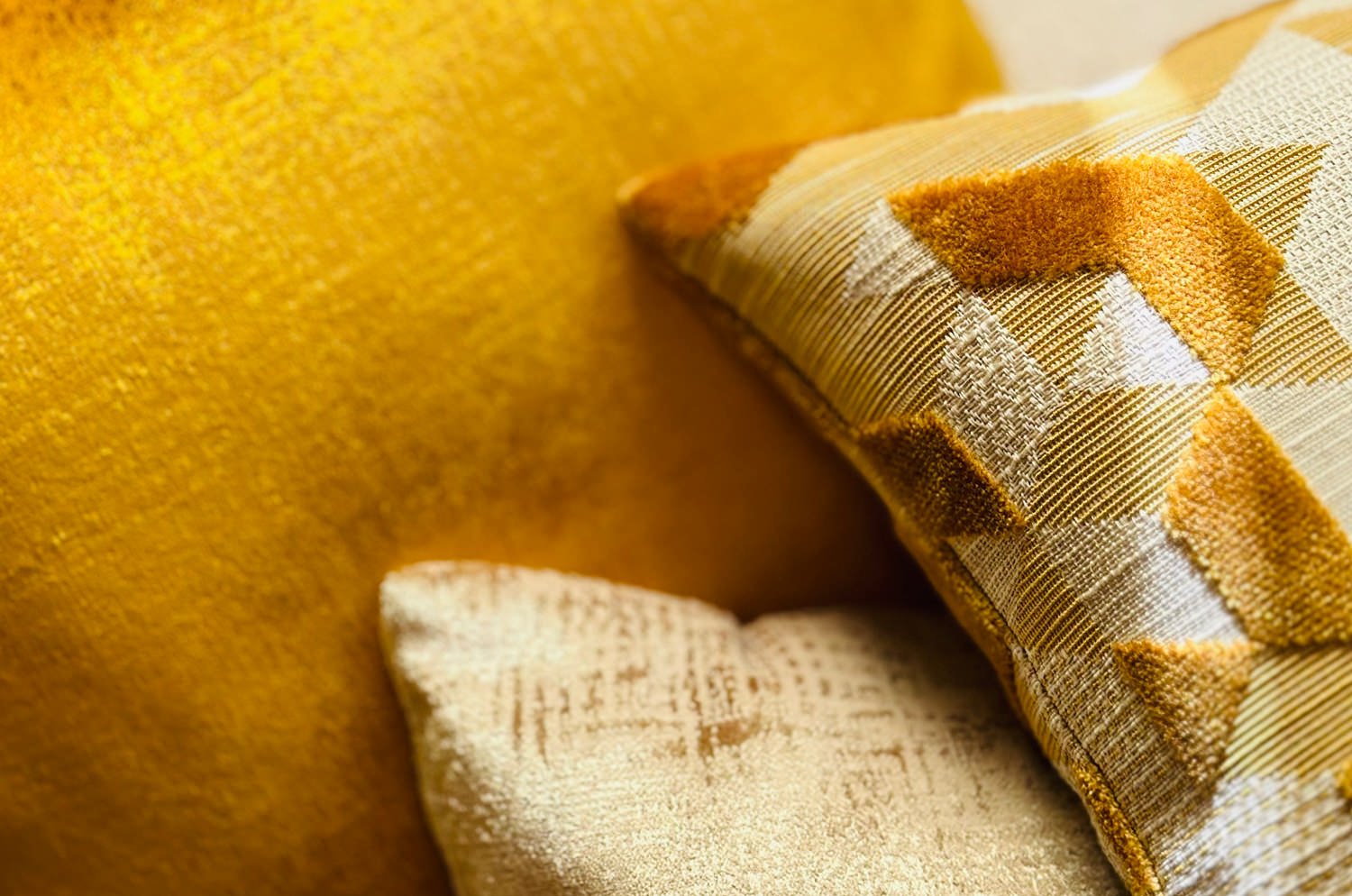 The Gloria グロリア ベルベットクッションカバー (サンフラワー) 45×45cm - HOUSE OF JAPAN Shop