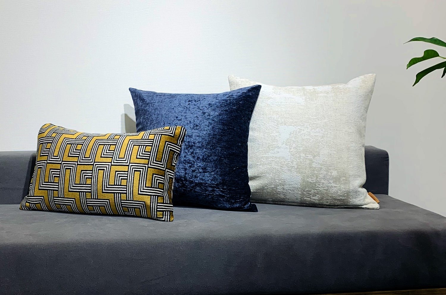 The Gloss グロスベロアクッションカバー (シャインブルーグレー) 45×45cm - HOUSE OF JAPAN Shop