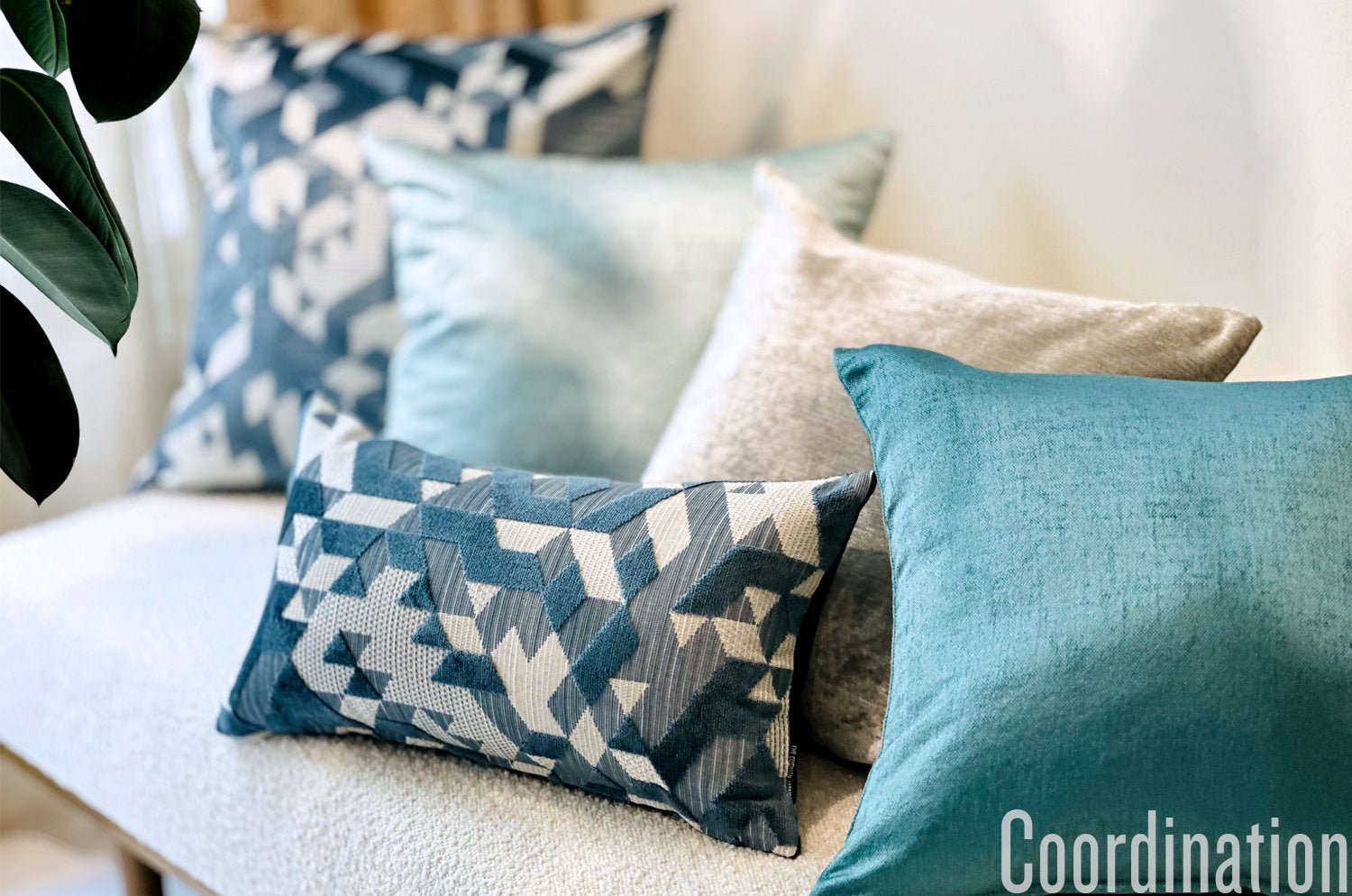 The GRAPHICS グラフィックス フレンチジャカードベルベット 横長クッション (グレーブルー) 50×28cm 中材付 - HOUSE OF JAPAN Shop