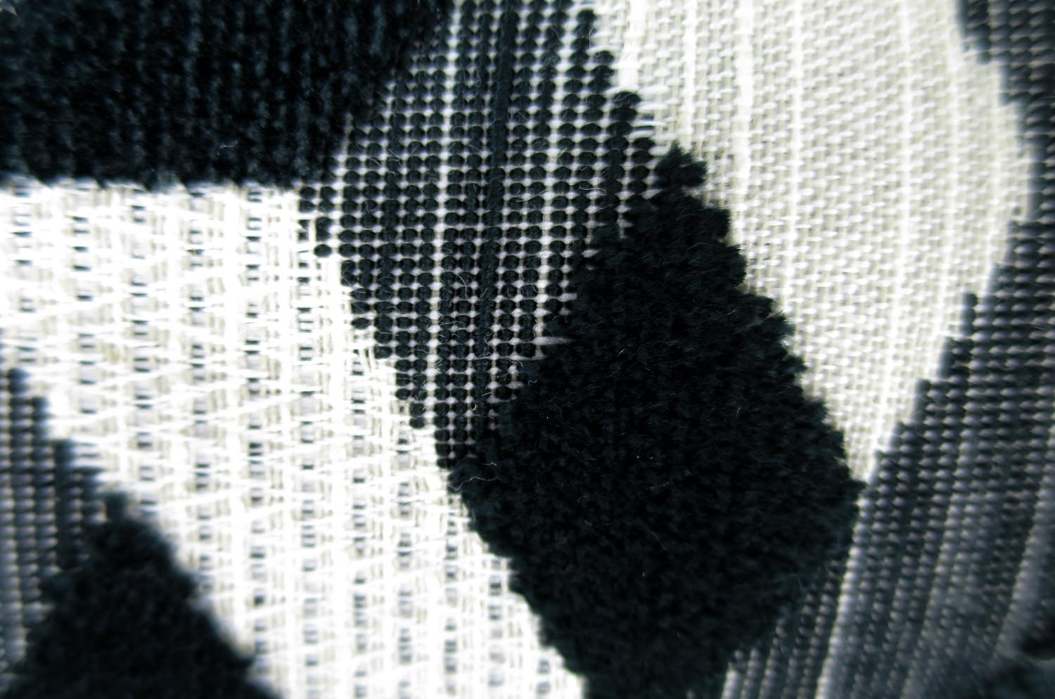 The GRAPHICS グラフィックス フレンチジャカードベルベット 横長クッション (ブラック) 50×28cm 中材付 - HOUSE OF JAPAN Shop