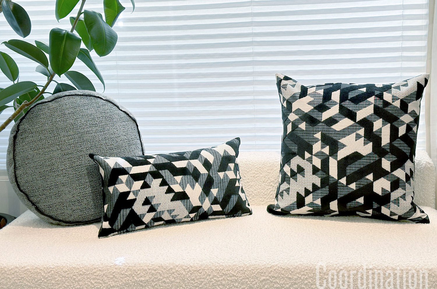 The GRAPHICS グラフィックス フレンチジャカードベルベット 横長クッション (ブラック) 50×28cm 中材付 - HOUSE OF JAPAN Shop