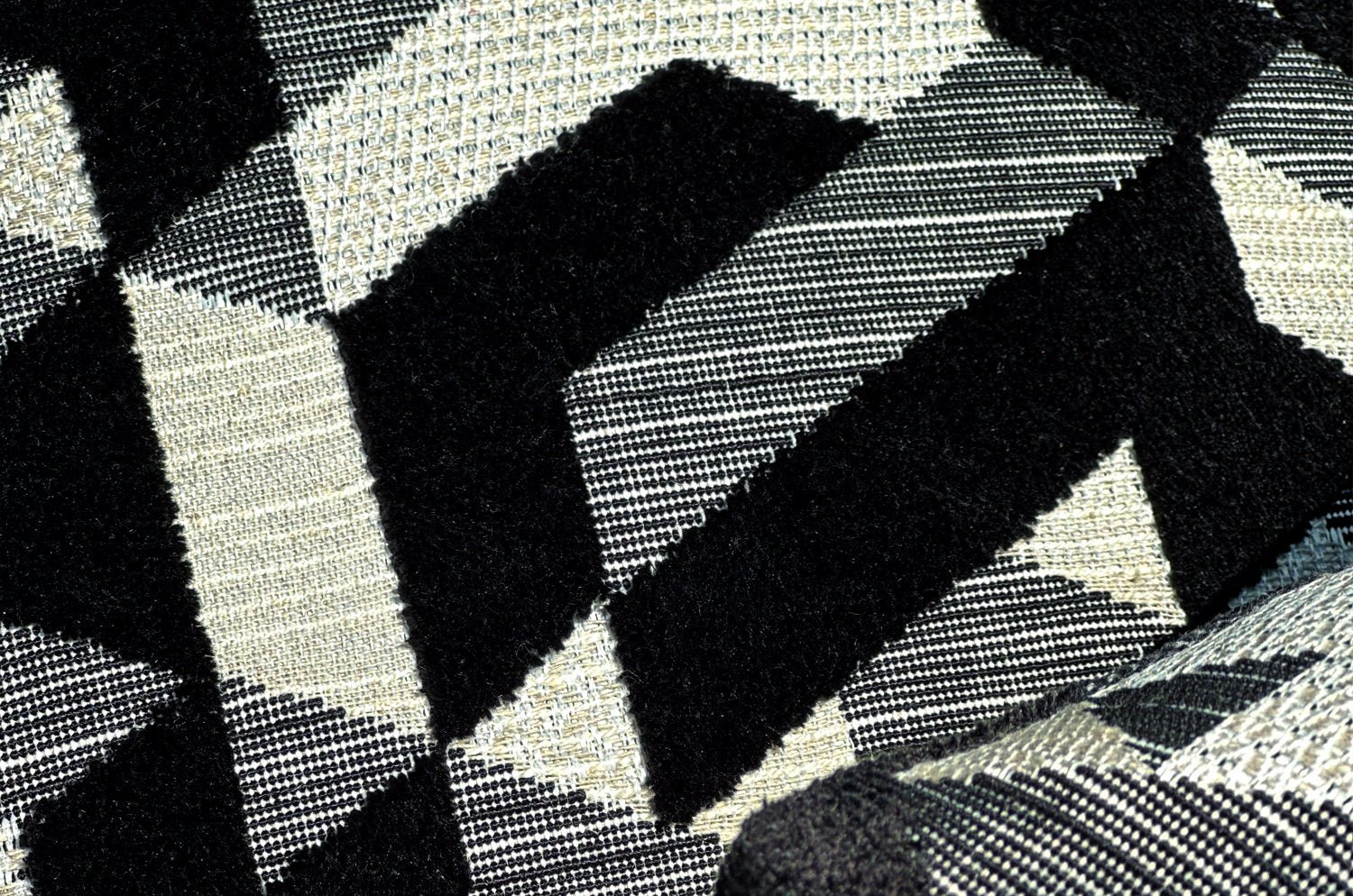 The GRAPHICS グラフィックス フレンチジャカードベルベット 横長クッション (ブラック) 50×28cm 中材付 - HOUSE OF JAPAN Shop