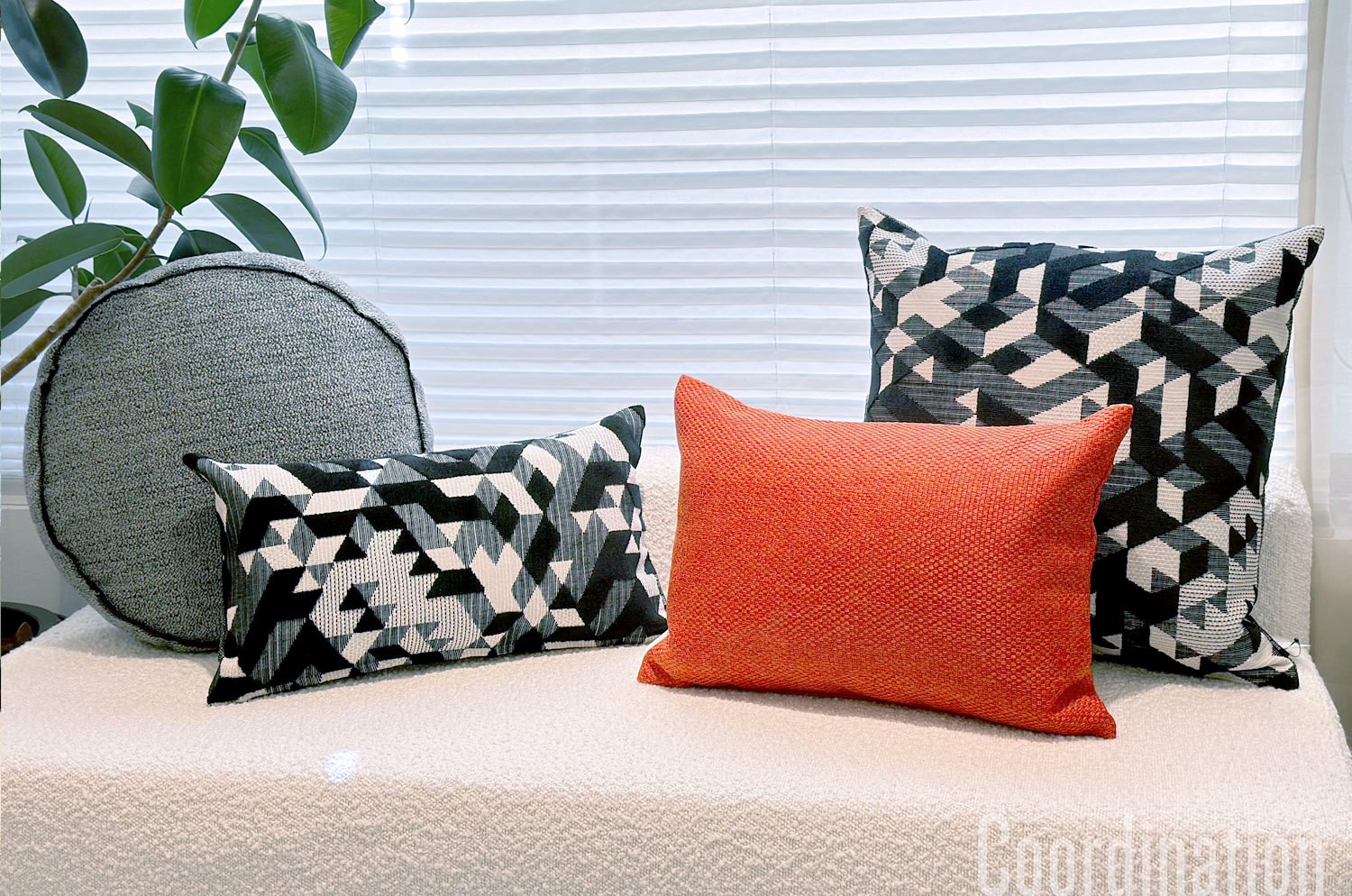 The GRAPHICS グラフィックス フレンチジャカードベルベット 横長クッション (ブラック) 50×28cm 中材付 - HOUSE OF JAPAN Shop