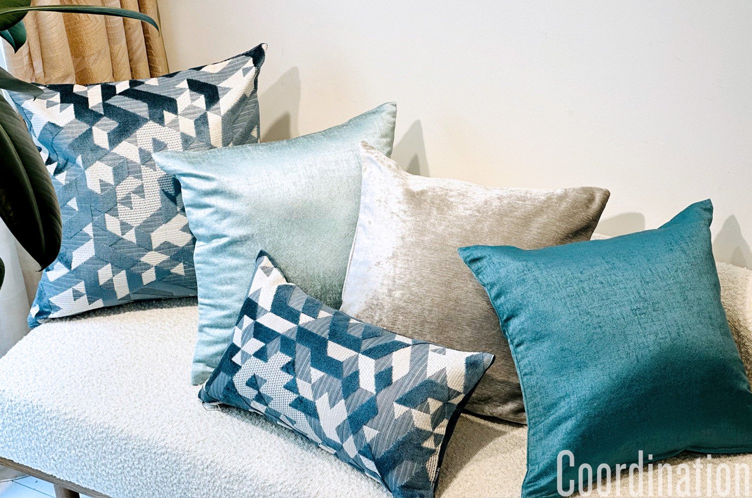 The GRAPHICS グラフィックス フレンチジャカードベルベット 横長クッション (グレーブルー) 50×28cm 中材付 - HOUSE OF JAPAN Shop