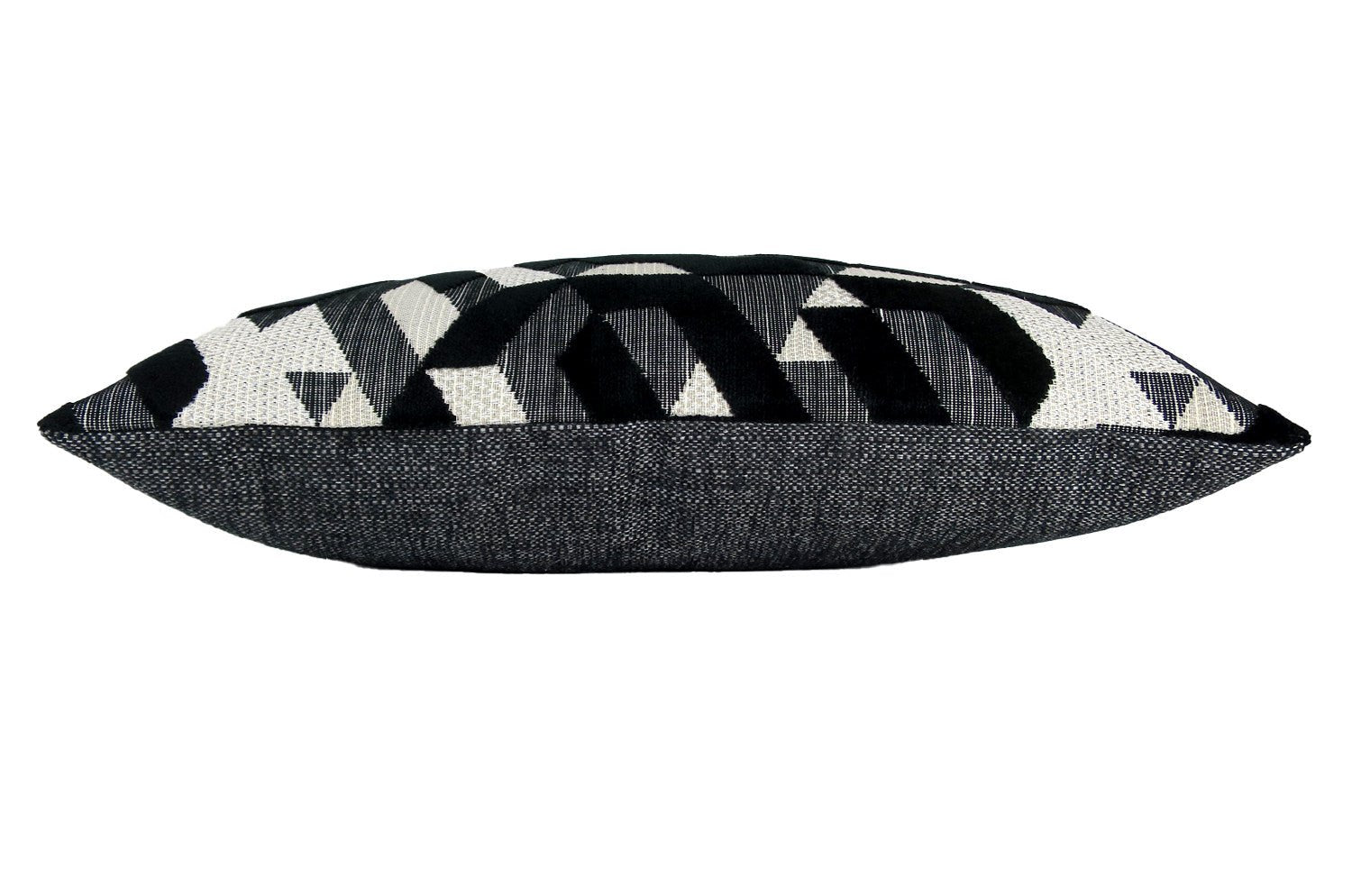 The GRAPHICS グラフィックス フレンチジャカードベルベット 横長クッション (ブラック) 50×28cm 中材付 - HOUSE OF JAPAN Shop