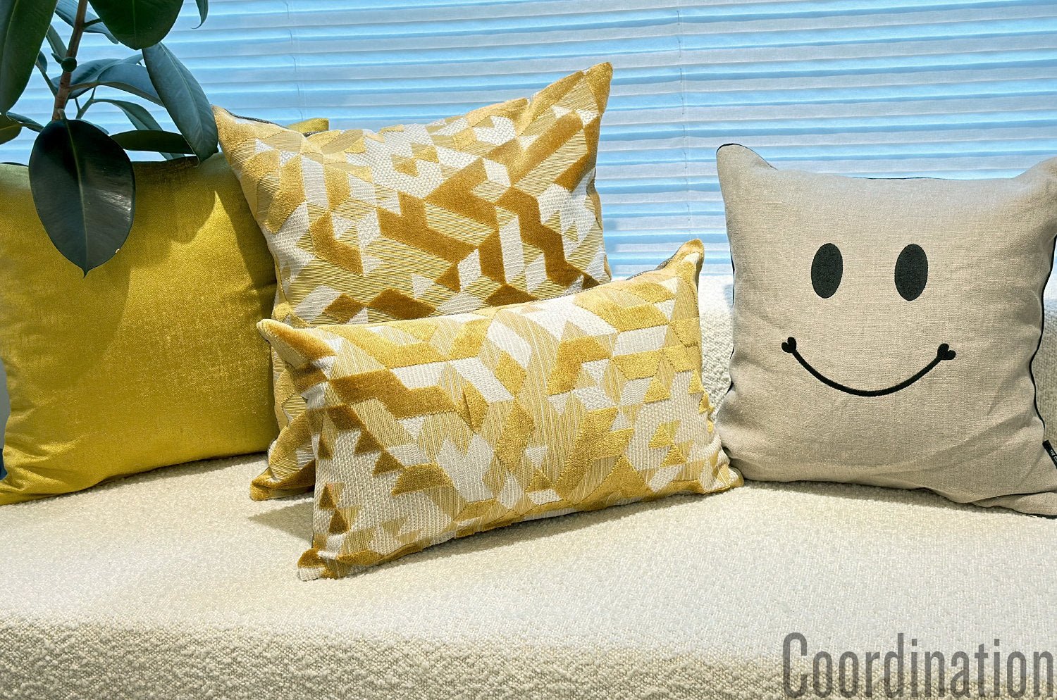 The GRAPHICS グラフィックス フレンチジャカード ベルベット クッション (ハニー) 50×30cm 中材付 - HOUSE OF JAPAN Shop