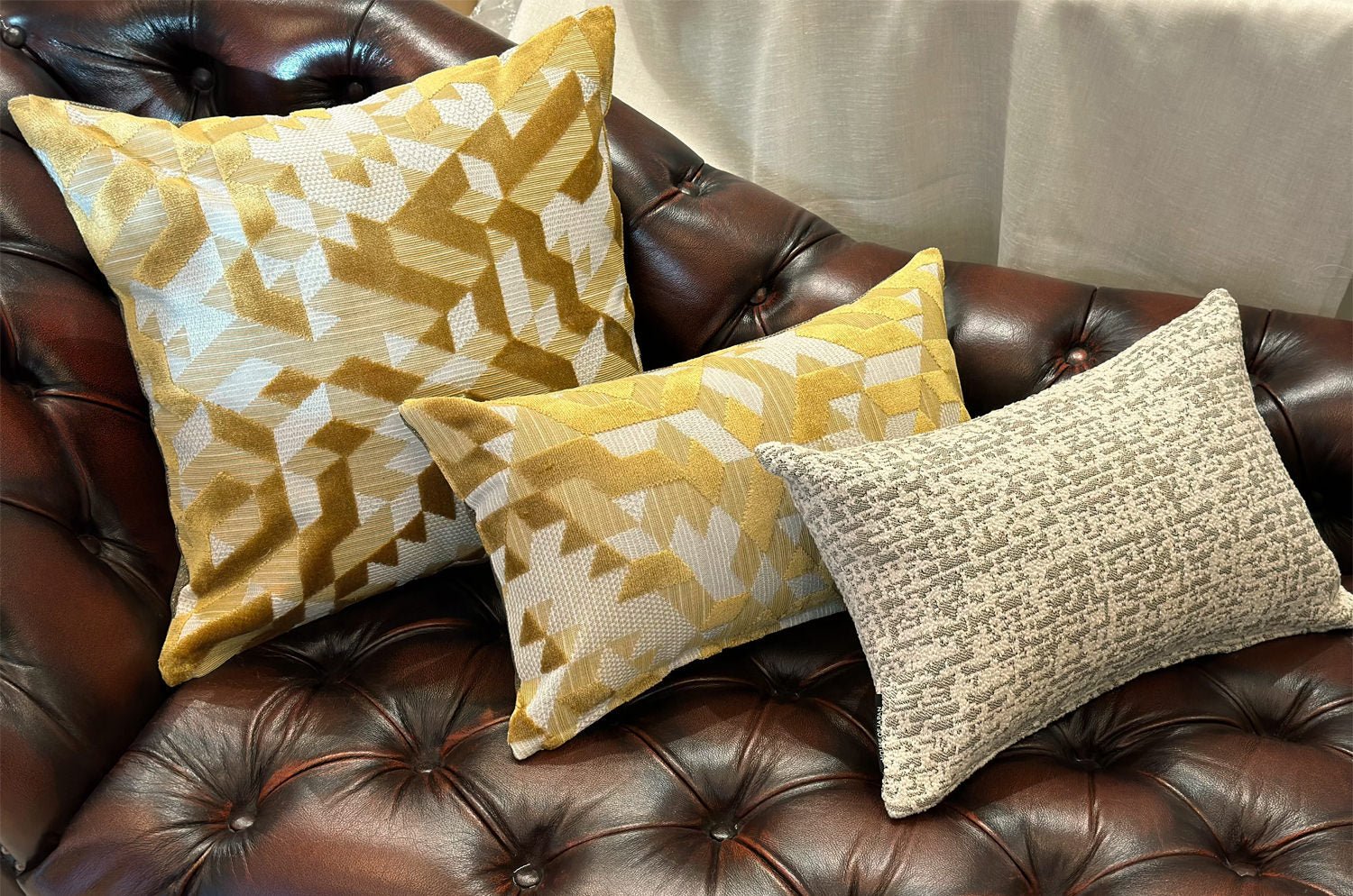 The GRAPHICS グラフィックス フレンチジャカード ベルベット クッション (ハニー) 50×30cm 中材付 - HOUSE OF JAPAN Shop