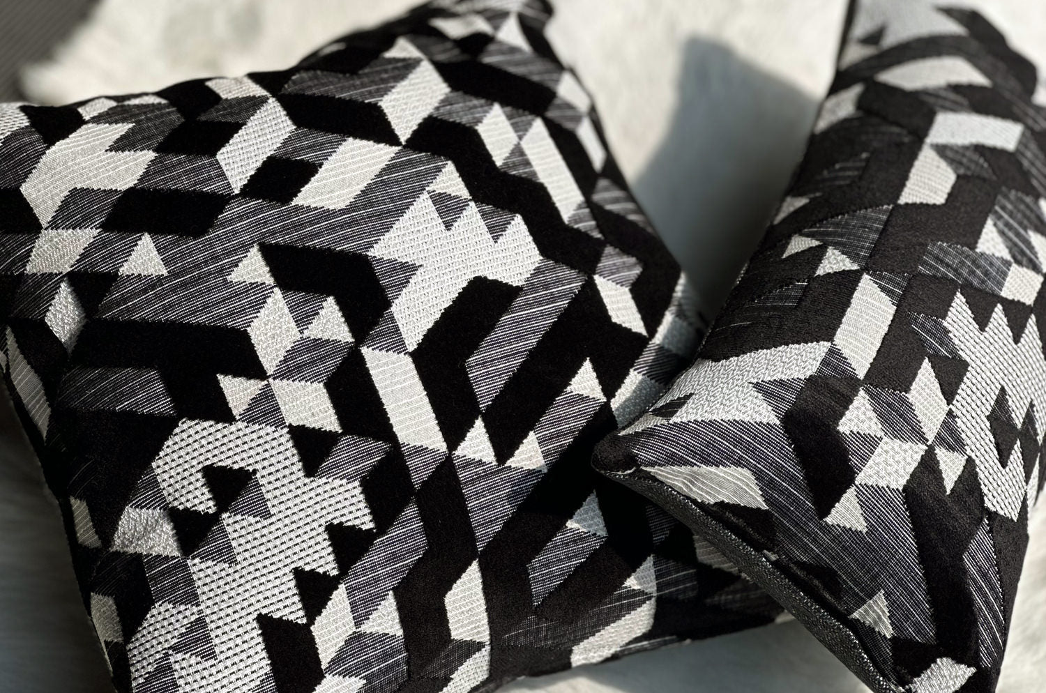 The GRAPHICS グラフィックス フレンチジャガードベルベット クッションカバー(ブラック) 50×50cm - HOUSE OF JAPAN Shop