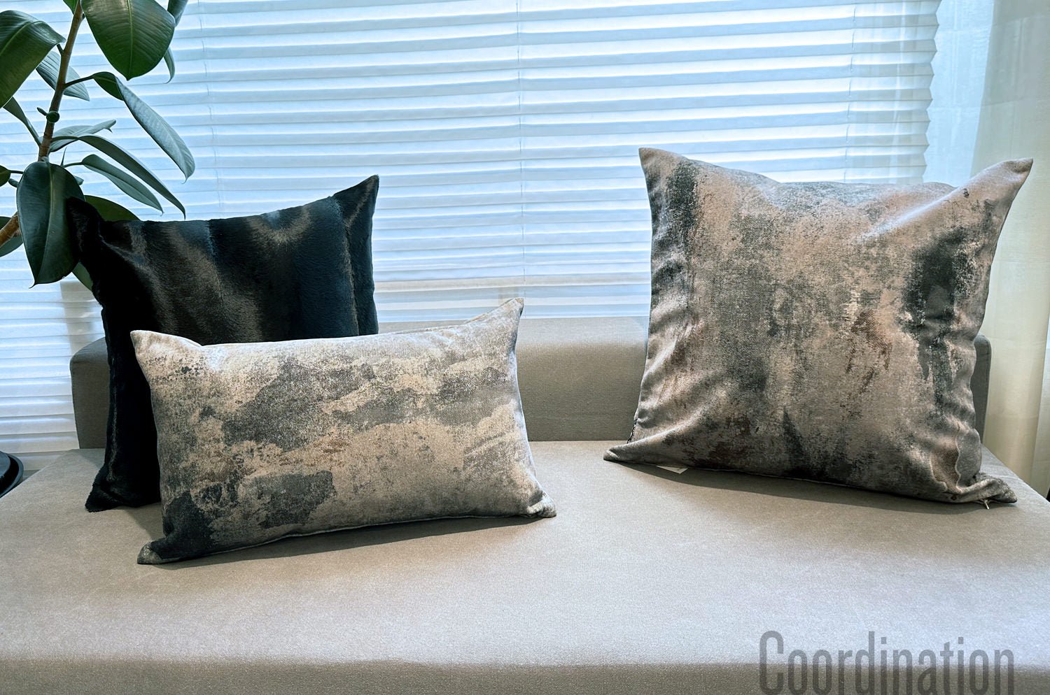 The Gray Fluid スペイン製 両面起毛スエード調クッション グレー 50×30cm 中材付 - HOUSE OF JAPAN Shop