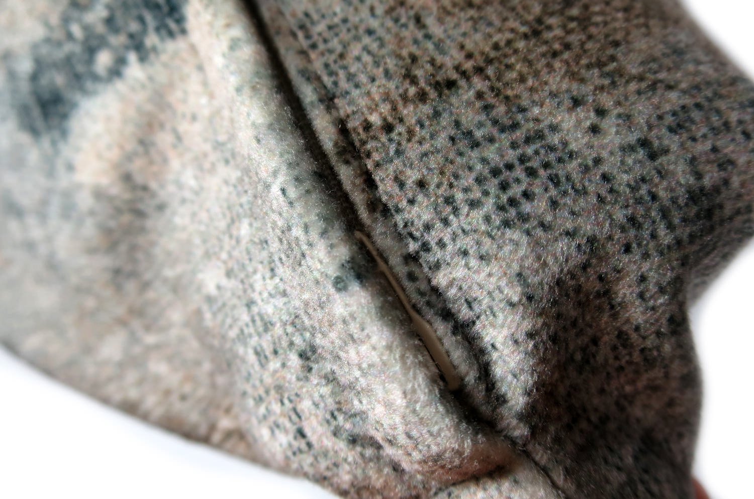 The Gray Fluid スペイン製 両面起毛スエード調クッションカバー グレー 50×50cm - HOUSE OF JAPAN Shop