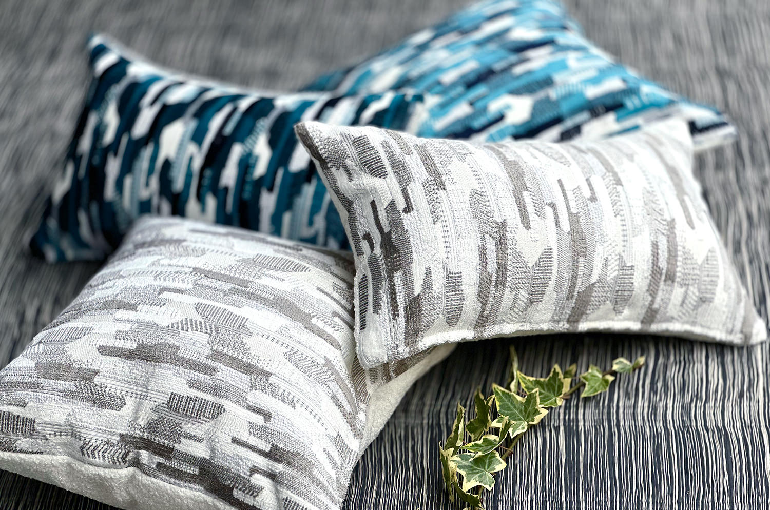 The Gris Surface グリスサーフェス ジャガードベルベット クッション 50×30cm 中材付 - HOUSE OF JAPAN Shop