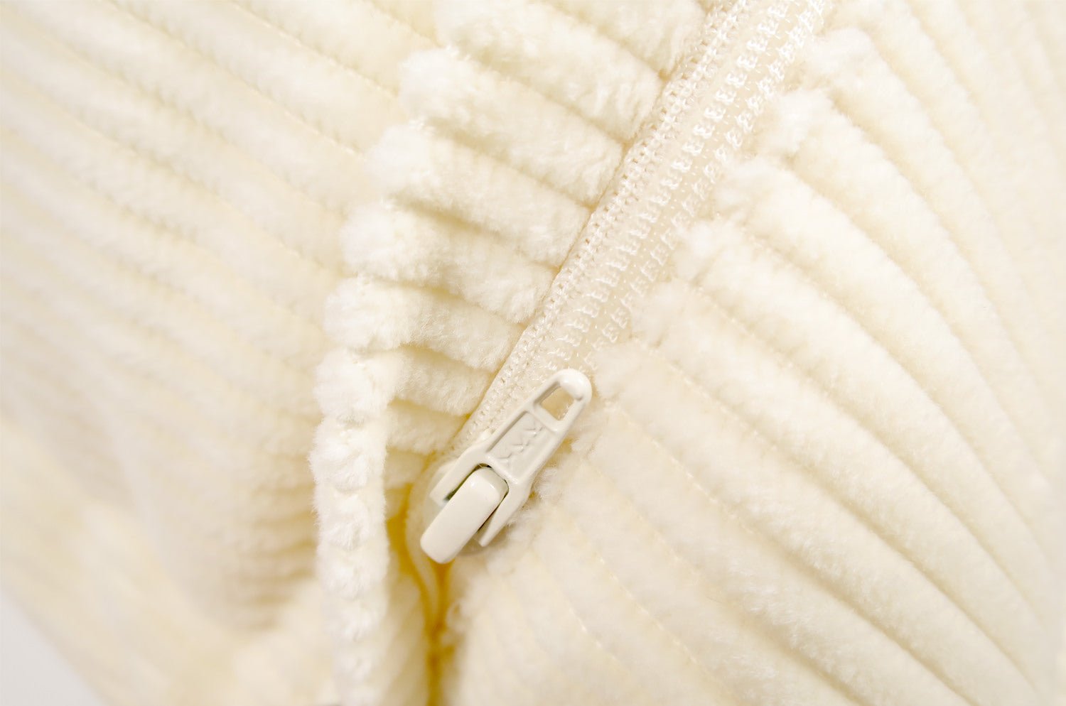 The Guild Corda デザイナーズギルド コーデュロイクッションカバー チョーク(オフホワイト) 45(50)×45(50)cm - HOUSE OF JAPAN Shop