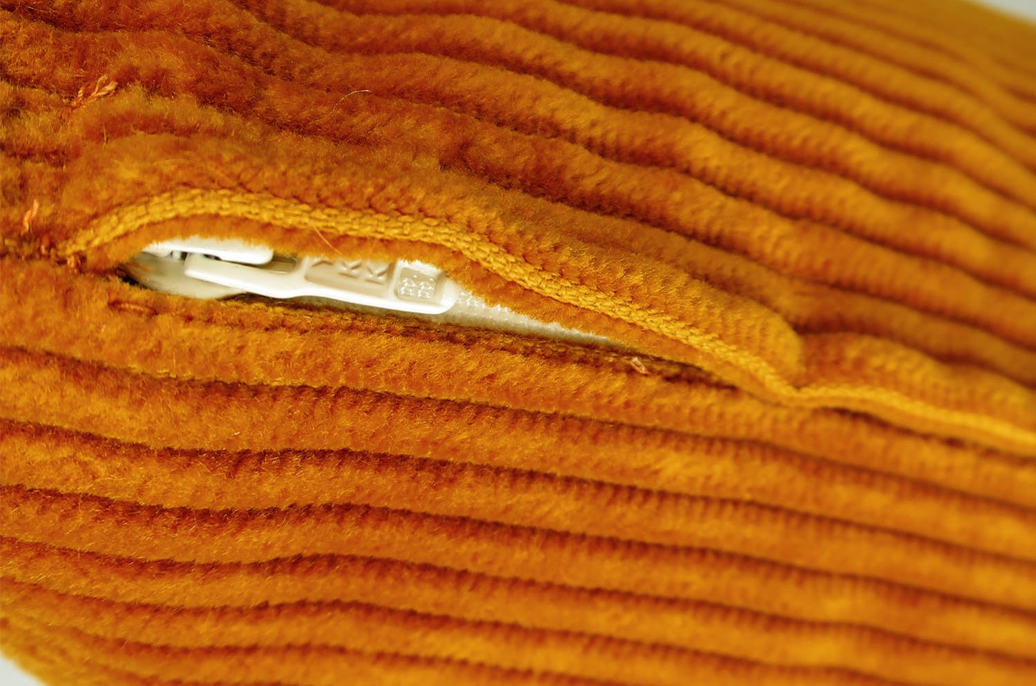 The Guild Corda デザイナーズギルド コーデュロイクッション シエナ(茶色) 50×30cm 中材付 - HOUSE OF JAPAN Shop