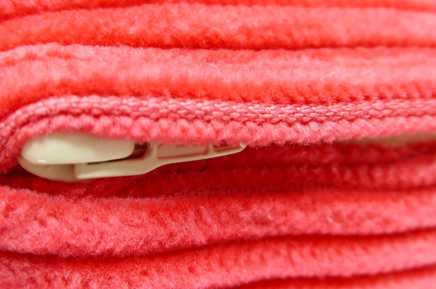 The Guild Corda デザイナーズギルド コーデュロイクッション アゼリア 50×30cm 中材付 - HOUSE OF JAPAN Shop