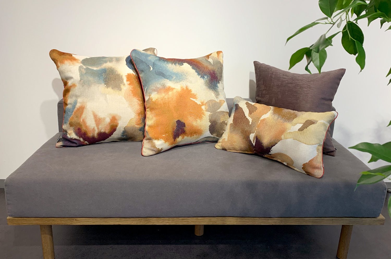 The HARLEQUIN Flores Linen ハーレクイーン フローレスリネン クッション 50×30cm 中材付 - HOUSE OF JAPAN Shop