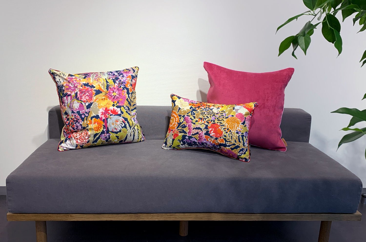 The HARLEQUIN Sanguine Flower ハーレクイン サングイネフラワー クッション 45×30cm 中材付 - HOUSE OF JAPAN Shop