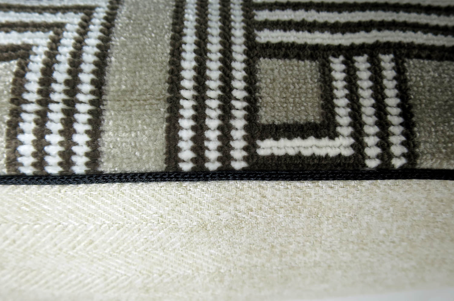 The Interception インターセプション ベルベット クッション ライトグレージュ 50×30cm 中材付 - HOUSE OF JAPAN Shop