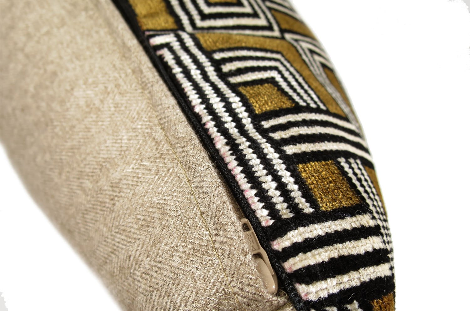 The Interception インターセプション ベルベットクッション トフィーゴールド 50×30cm 中材付 - HOUSE OF JAPAN Shop