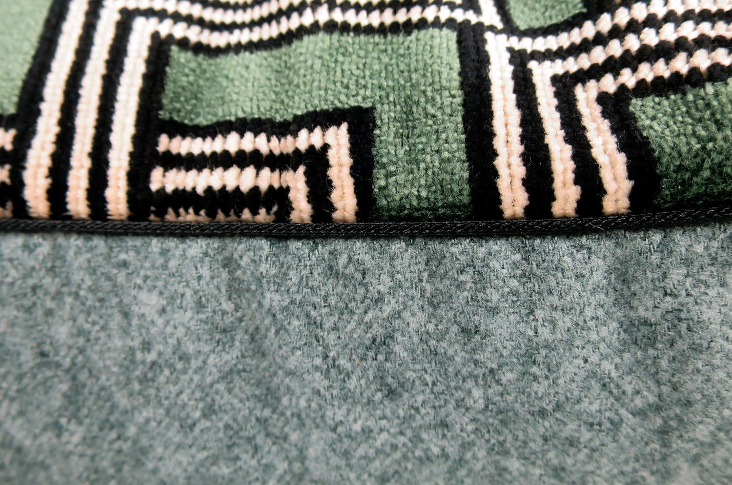 The Interception インターセプション ベルベット クッション モスグリーン 50×30cm 中材付 - HOUSE OF JAPAN Shop