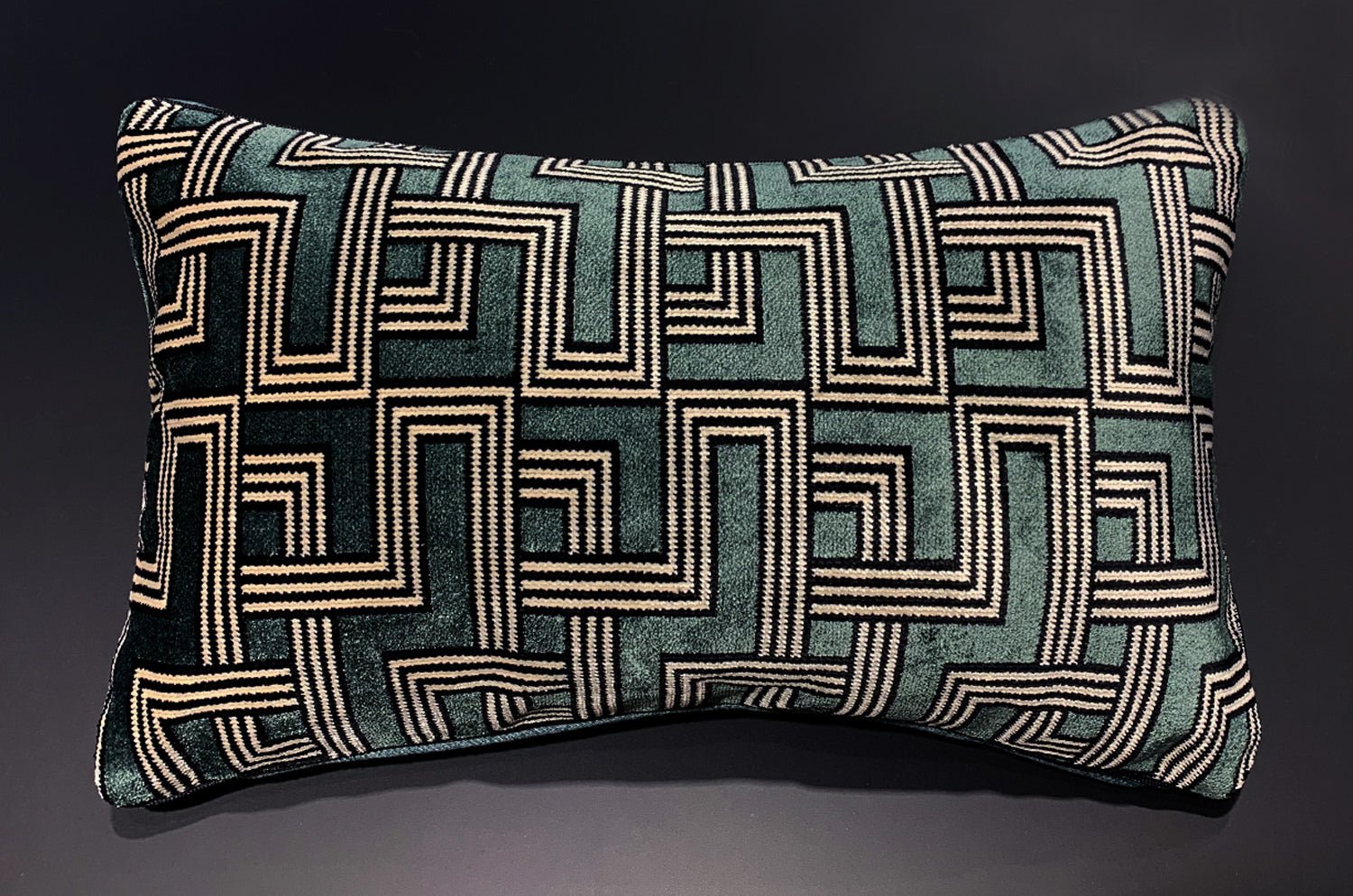 The Interception インターセプション ベルベット クッション モスグリーン 50×30cm 中材付 - HOUSE OF JAPAN Shop