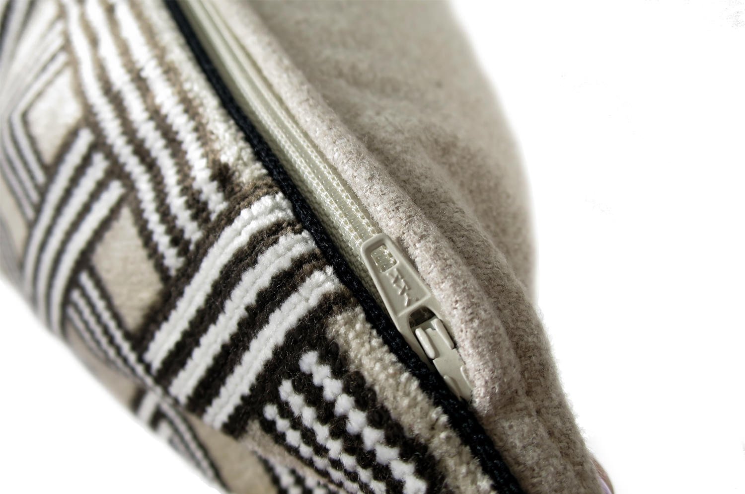 The Interception インターセプション ベルベット クッションカバー ライトグレージュ 50×50cm - HOUSE OF JAPAN Shop