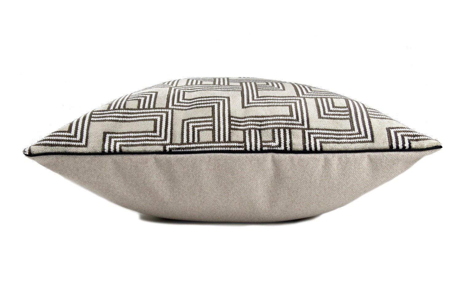 The Interception インターセプション ベルベット クッションカバー ライトグレージュ 50×50cm - HOUSE OF JAPAN Shop