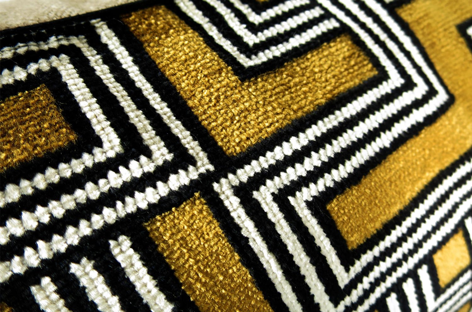 The Interception インターセプション ベルベットクッションカバー トフィーゴールド 50×50cm - HOUSE OF JAPAN Shop