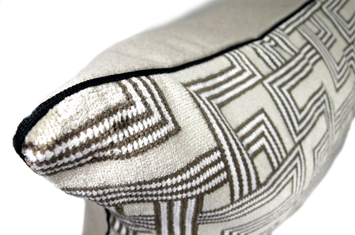 The Interception インターセプション ベルベット クッションカバー ライトグレージュ 50×50cm - HOUSE OF JAPAN Shop