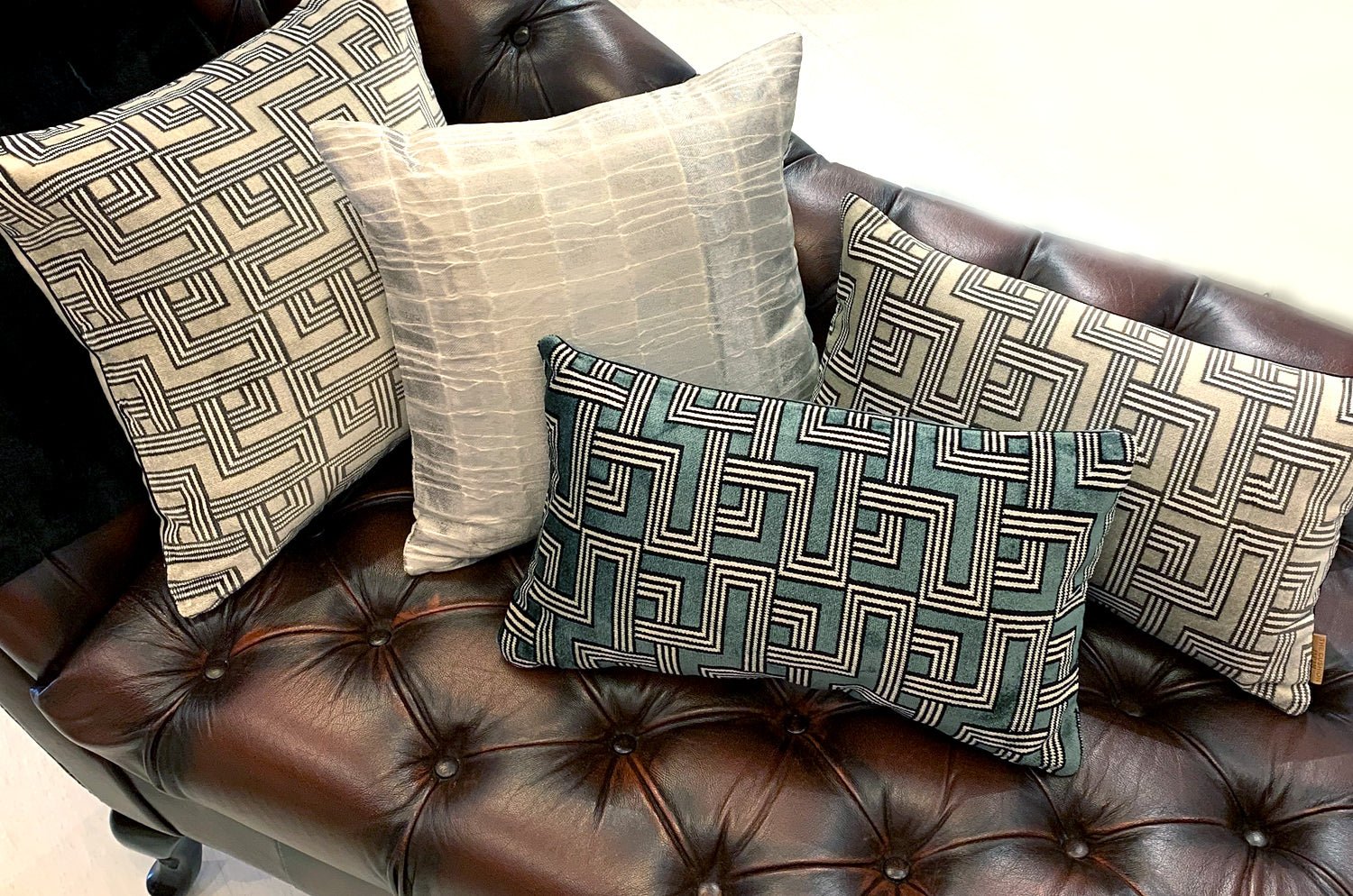 The Interception インターセプション ベルベット クッションカバー ライトグレージュ 50×50cm - HOUSE OF JAPAN Shop